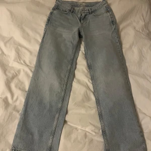 Ljusblå jeans - Ljusblå midwaist jeans Gina tricot i strl 32, säljer då de är för små.