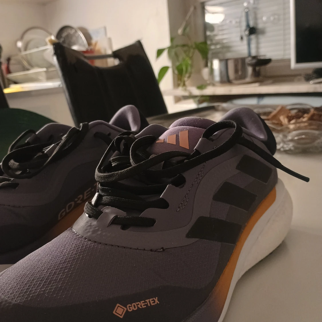 Adidas sneakers med Gore-Tex - 1