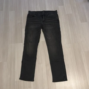 Svarta jeans från Boss - Snygga svarta jeans från Boss med klassisk femficksdesign. De har en rak passform och är tillverkade i ett slitstarkt material. Perfekta för en stilren look.