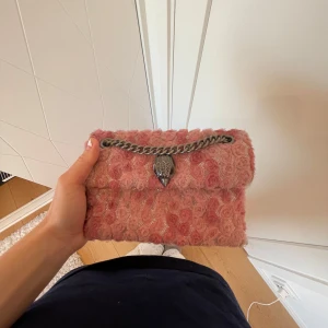 Kurt Geiger väska - Säljer min otroligt fina Kurt geiger väska då jag inte får nån användning för den längre! Den är i super bra skick och är sparsamt använd! Den köptes förra året! De är en speciell modell och jag köpte den för 1.5! Säljer för 800! Kan gå ner i pris vid snabb affär! Skriv för frågor eller funderingar❤️