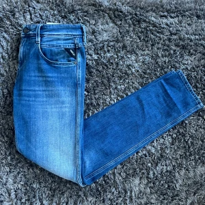Replays 28/32 - Säljer ett par riktigt snygga replays som knappt är använda med klassisk femficksdesign. Modellen är anbass och skicket är 10/10.storleken är 28/32. Hör av er om ni vill ha mer bilder eller om ni undrar något och kan gå ner i pris vid snabb affär:)