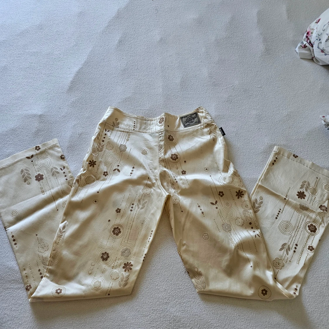 Beige byxor med blommönster från Amnesia original Paris