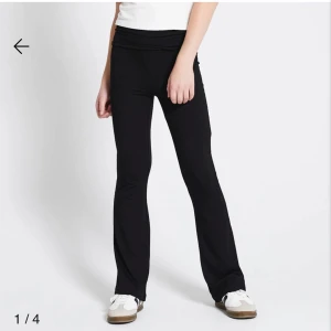 Yoga pants  - Snygga svarta yoga pants byxor med låg midja. Perfekta för en stilren look och passar bra till både sneakers och klackar. Byxorna har en tight passform upptill och blir vidare nedtill för en klassisk siluett. Storlek 152, från lager 157 köpt i september förra året.