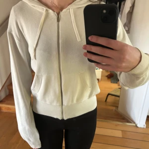 Softgoat zip up - Säljer denna skit snygga koftan från hm köpt för länge sedan. Jätte lik den från softgoat