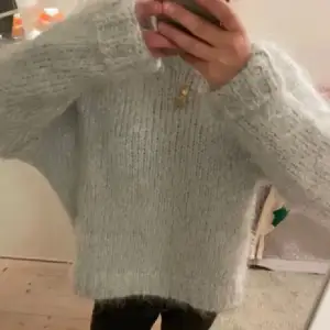 ‼️LÅNADBILD‼️Beställde hem från en annan köpare på plick, men tröjan har it kommit till användning.❣️Mysig grå stickad tröja med en lös passform. Perfekt för kyliga dagar med sin mjuka och bekväma känsla. Tröjan har långa ärmar och en enkel design som passar till det mesta🤍🫶🏼