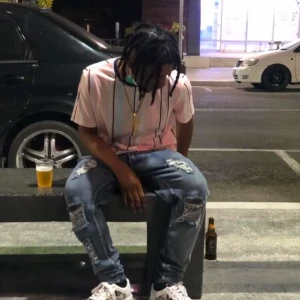 Grå jeans med vita ränder - Snygga grå jeans med slitningar och vita ränder längs sidorna. De har en modern skinny passform och är perfekta för en trendig look. Jeansen har klassiska fem fickor och en knappgylf.