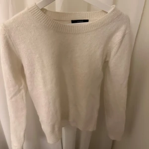 Vit stickad tröja från Lindex - Vit stickad tröja från Lindex. Knappt använd och i fint skick