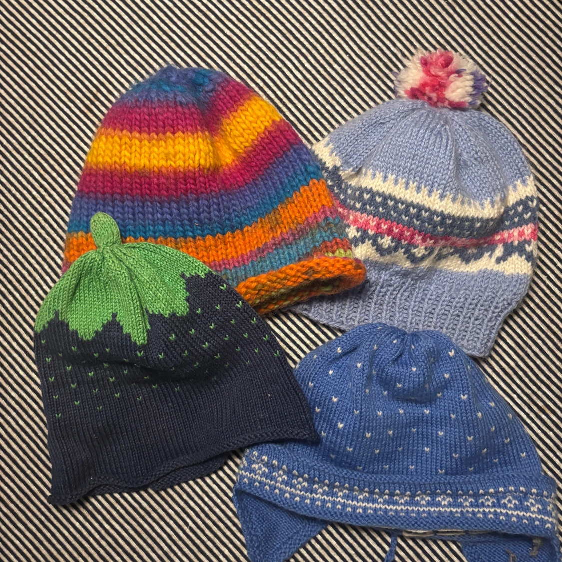 Färgglada stickade mössor