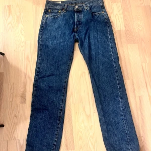 Mörkblå Levis Premium jeans - Snygga jeans från Levi’s Premium. Modellen ”501” i färgen ”San Francisco”.  Då det är Levi’s premium så är både materialet och kvalitén bättre än vanliga levis. 