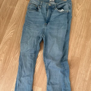 Bootcut jeans S - Uppsydda så de passar mig perfekt som är 160. Använda fåtal gånger så i mycket bra skick!