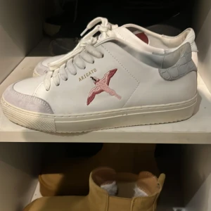 INTRESSEKOLL!! Vita sneakers från Axel Arigato - Vita axel arigato skor nästan helt ny använd 1 gånger ändå lilla fläck är på skosnöret men enkelt att tvätta ❤️