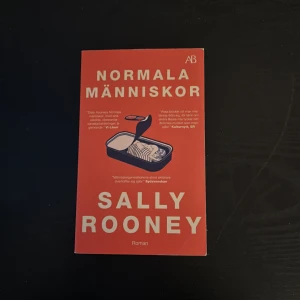 Normala Människor - Säljer boken 'Normala Människor' av Sally Rooney. 