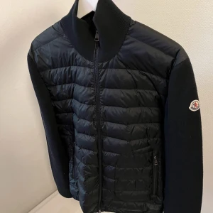  Moncler cardigan - Säljer nu min svarta moncler cardigan som är i riktigt bra skick. Köpt på nk 2023, men använd få tal gånger, tveka inte att höra av dig. Cond 9/10 ( lägg pris för frågan innan du köper kan lösa bättre pris vid snabbaffär )