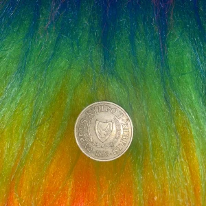 Ett cyperiskt mynt från 1993 och 2 euro från frankrike 2020 - Två mynt perfect för samlare och mäniskor som vill ha coola saker från förr. Myntet från cypern är guldigt och den andra har guld i mitten men silver på kanterna. Säljer de för 50kr var men priset går att diskutera.