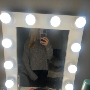 Grå stickad hoodie  - Säljer denna jätte fina stickade hoodie. Säljer för att den inte kommer till användning längre.