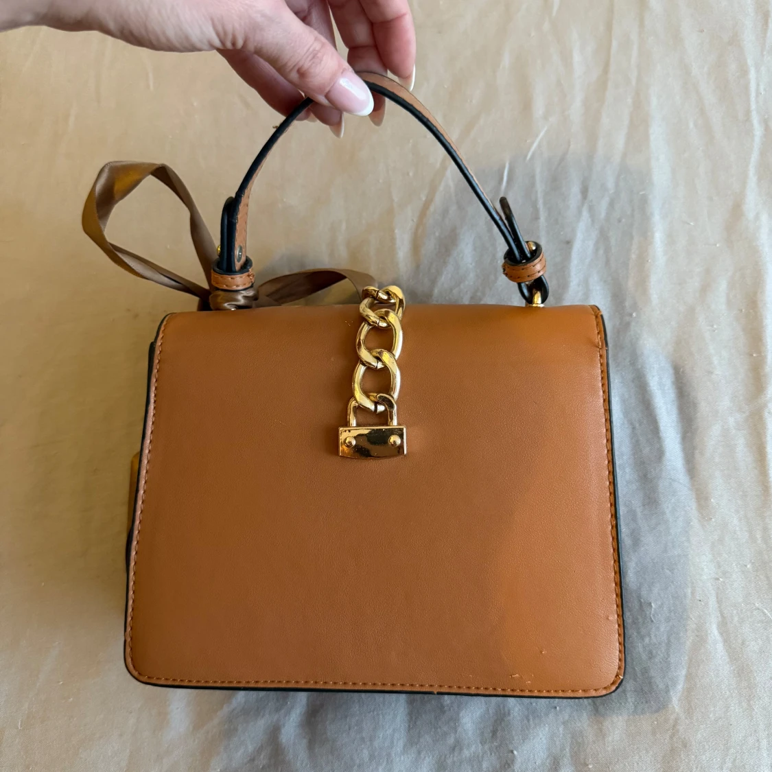 Beige och brun handväska med kedjedetalj - 90