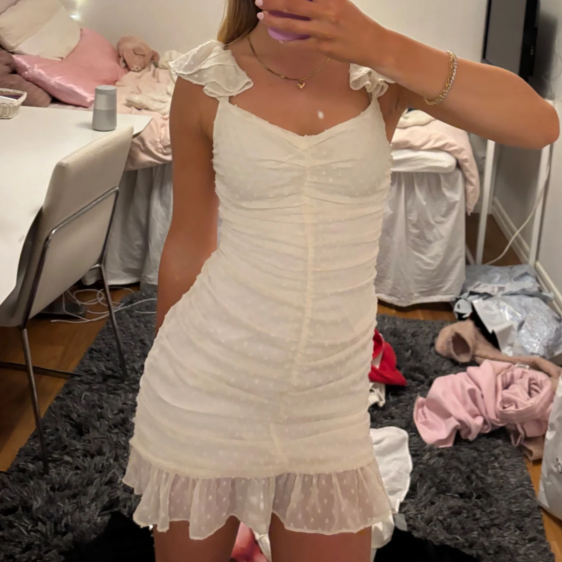 Vit kortklänning med volangdetaljer - 90