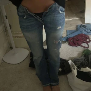  blå levis jeans - Snygga blå jeans från Levis med slitningar på framsidan. De har en klassisk femficksdesign och en bekväm passform. Perfekta för en avslappnad stil. Köpta här på plick. Priset kan diskuteras ❤️❤️