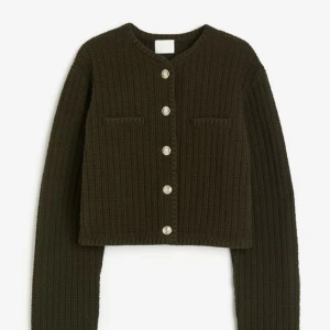 Kofta från H&M - Populära mörkgröna stickade koftanfrån H&M med knappar framtill. Den har en klassisk design med långa ärmar med dekorativa fickor. Den är helt slutsåld på hemsidan och går inte längre att få tag på. Använd 1-2 gånger så den är så gott som ny, den är i storlek M men passar även S😊