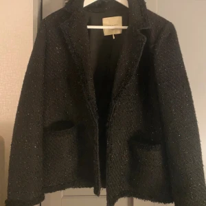 Strukturvävd kappa - Köptes för nått år sen, fortfarande i jättefint skick. Nypris 1000kr. Passar på mig som har XS/S men sitter lite oversized😊😊