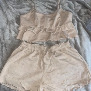 3 delars Pyjamasset lounge underwear - Pyjamasset från lounge underwear med topp, short och långa byxor.  De är endast använda någon enstaka gång då de är lite för små för mig. Men materialet är superskönt och väldigt  bekvämt.  Färgen är en fin beige färg och alla delar är i storlek S.   OBS jag säljer alltså alla tre delar för 150kr totalt.🥰  