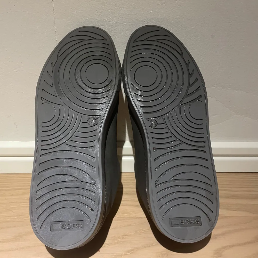 Hej! Jag säljer nu ett par Björn Borg skor som är endast använda ca 3 gånger. Jag säljer dessa nu eftersom färgen inte passade min smak. Skorna är storlek 41 Snygga grå sneakers från Björn Borg med stilren design. Skorna har snörning och är tillverkade i skinn, vilket ger en lyxig känsla. Perfekta för en avslappnad men ändå elegant look. Pris kan diskuteras vid snabb affär.. Kengät.