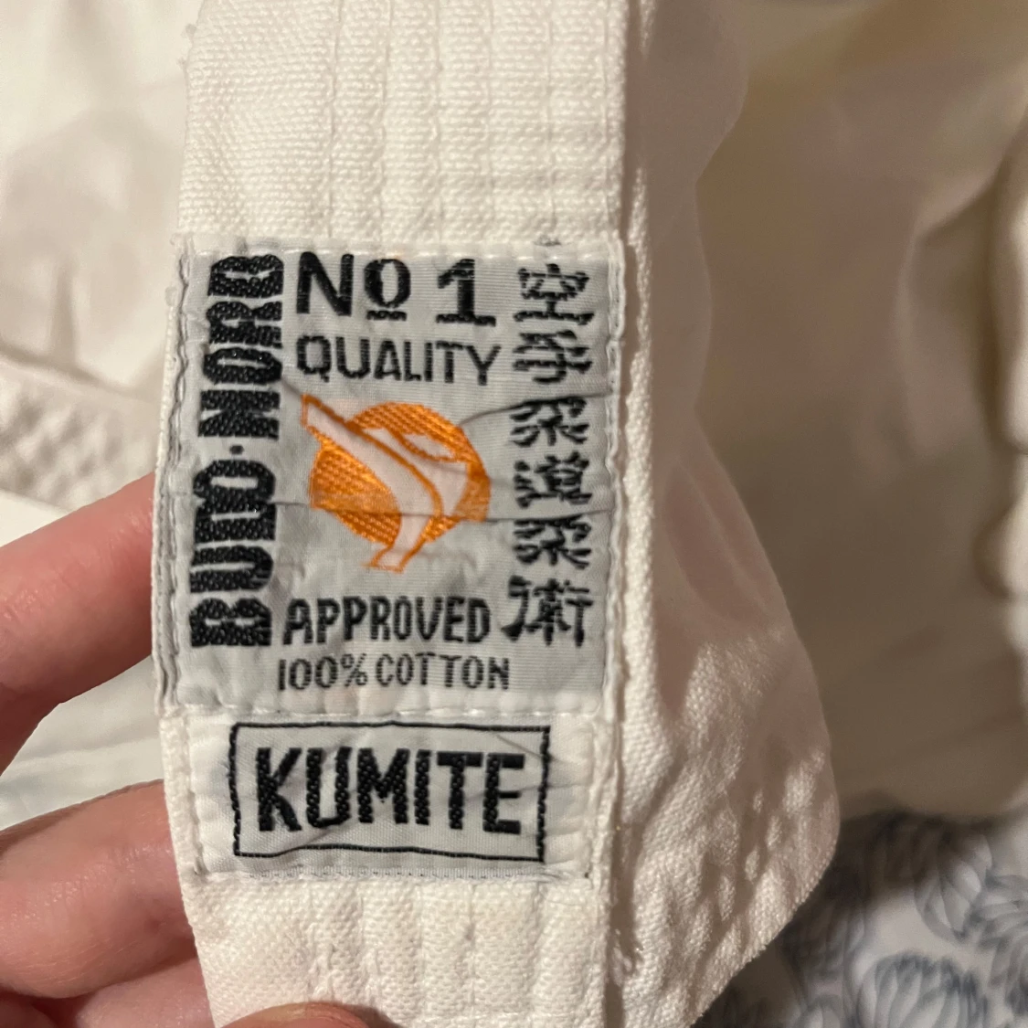 Vit karatedräkt med bälte och handskar - 91