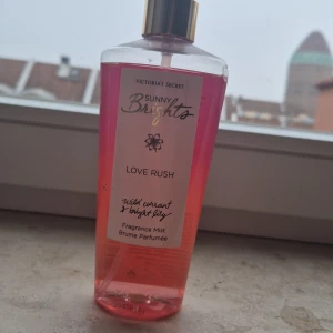 Sunny Brights Love Rush Fragrance Mist från Victoria's Secret - Fräsch och blommig doftmist från Victoria's Secret, Sunny Brights Love Rush. Innehåller noter av vildvinbär och ljus lilja. Perfekt för en uppfriskande känsla hela dagen. 