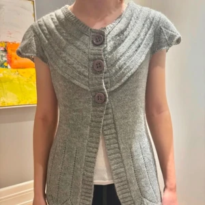 Grå stickad kofta - Säljer en söt grå stickad kofta! Fint skick💓