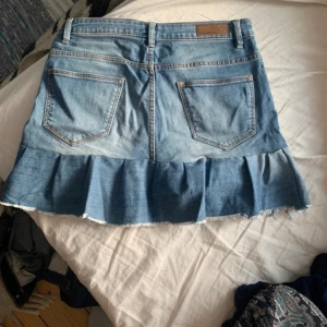 Jeanskjol med volang från Flash Jeans - Snygg jeanskjol från Flash Jeans med volangdetalj i nederkant som jag sytt själv😊pris kan som vanligt diskuteras!