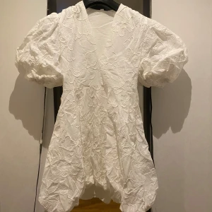 Vit studentklänning - Säljer denna vita klänning från aalborg-modehus. Den ser exakt ut som den populära Zara klänningen. Har klänningen i både storlek S och M. Helt oanvända i original förpackningen. 