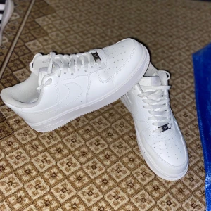  Nike Air Force sneakers - Snygga och klassiska vita Nike Air Force One. Skorna har används 2-3 gånger men är fortfarande ganska nya och i mycket bra skick.
