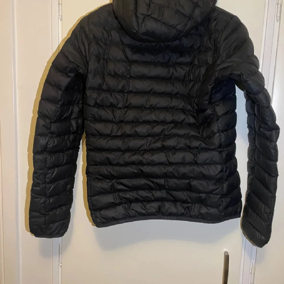 Svart dunjacka från Peak Performance - 90