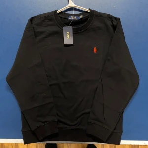 Ralph Lauren sweatshirt - Helt ny Ralph Lauren sweatshirt med det klassiska logotypbroderiet på bröstet. Tröjan har långa ärmar och en rund halsringning, perfekt för en stilren look. Finns fler storlekar i min profil, kom gärna med frågor och bud!😁