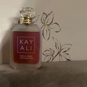 Kayali Vanilla Candy Rock Sugar 42 - Denna parfym är väldigt söt och addictive , säljer denna då jag tyvärr behöver rensa lite i min samling🥲skulle säga att det är ungefär 90 ml kvar i flaskan, original pris: 1 389 Kr 