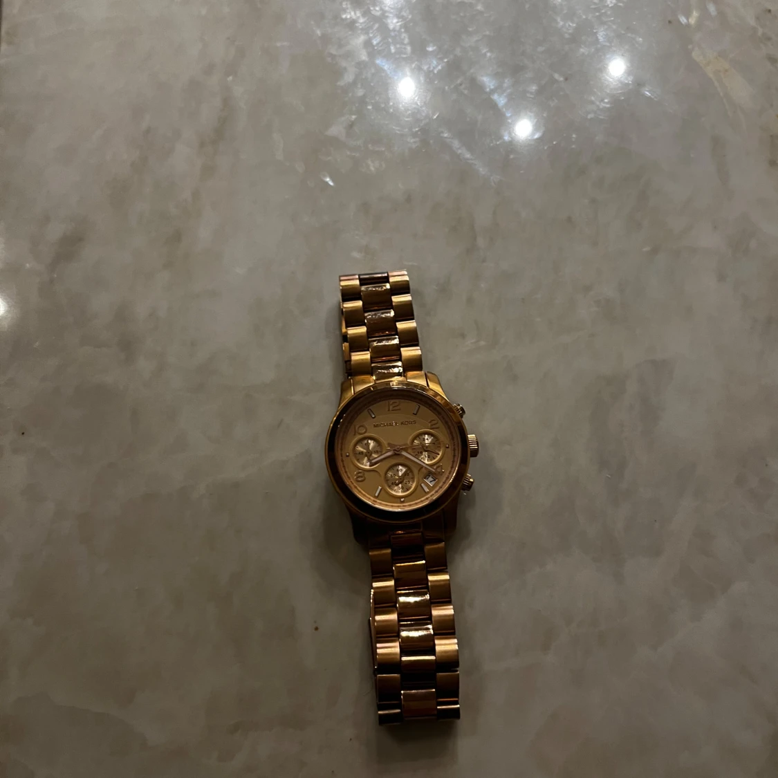 Guldfärgad klocka från Michael Kors - 90