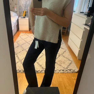 Mörkblå jeans boutcut - Snygga mörkblå jeans boutcut och lågmidjade. Köpte för några månader sedan och gå nu ej att lämna tillbaka. Prislappen är fortfarande på och har aldrig använt. Köpte de nya för 400kr.        (Pris kan diskuteras)