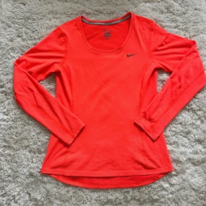 Träningströja från Nike - Fin träningströja från Nike! Sparsamt använd och inga tecken på användning