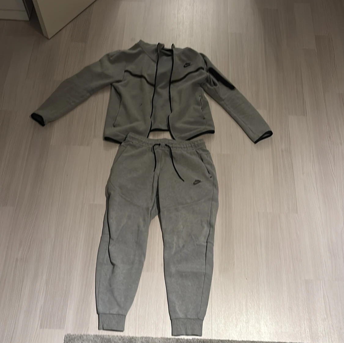 Grå och olivgrön träningsset från Nike