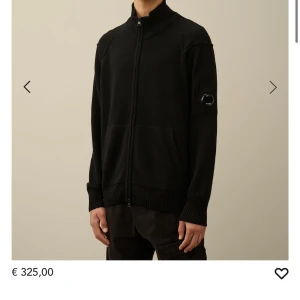 Stickad hel zip från C.P. Company - Snygg svart tröja från C.P. Company med dragkedja och hög krage. Nypris runt 3500. Skick 10/10, använd max 3 gånger.