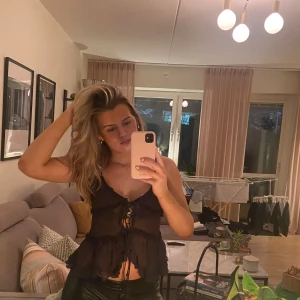 Populär Zara topp - Säljer min älskade Zara knyt topp i svart/grå!!🖤🖤