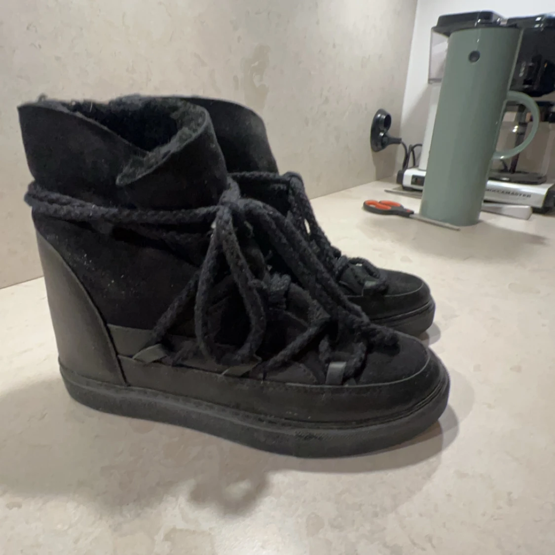 Svarta inuikki skor - 90