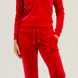 juicy couture Röd - Säljer ett snyggt set från Juicy Couture i färgen röd, både över o underdel. Använt settet vid endast ett tillfälle. Settet ser helt ny ut. Köpare står för frakt. Om du vill se mer bilder, tvivla inte om att fråga<3