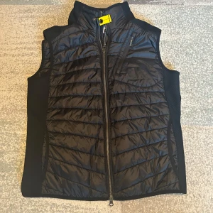 Parajumper Väst - Säljer en väst ifrån parajumper pga att den inte riktig är min stil, västen är knappt använd och är i mycket fin form. Priset är inte hugget i sten men för låga har jag inget öga för.