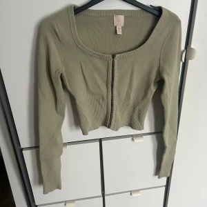 Croppad topp -  Croppad topp i lyxigt material