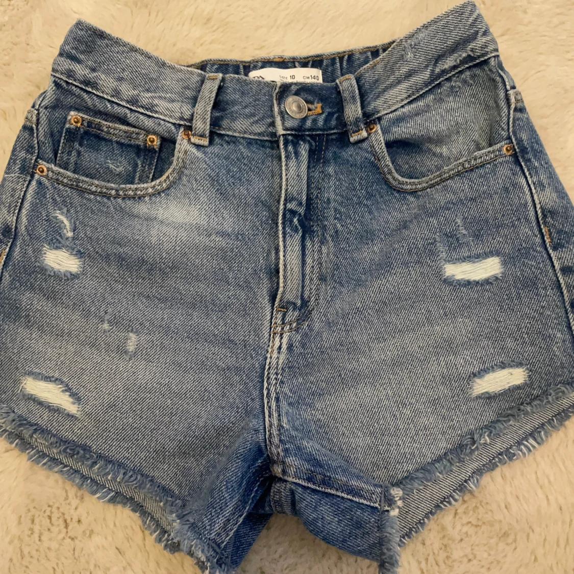 Blå jeansshorts med slitningar - 91