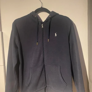 Mörkblå hoodie från Ralph Lauren - Mörkblå Ralph Lauren hoodie storlek S