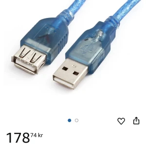 Blå USB-förlängningskabel - Praktisk blå USB-förlängningskabel på 1 meter med USB 2.0-anslutning. Perfekt för att förlänga räckvidden på dina USB-enheter. Tillverkad i plast och metall för hållbarhet.
