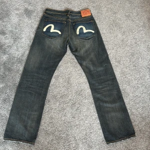 Evisu jeans - Ett par riktigt sköna evisu jeans i storlek 30 (passar 175 cm - 185 ca). Väldigt bra skick, näst intill nya. Pris kan sänkas vid förhandling 