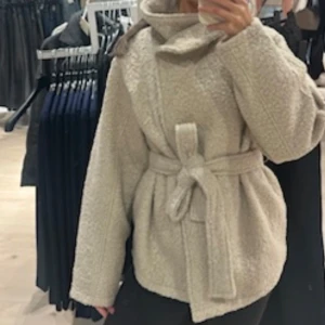 Beige Kappa - Superfin Kappa från Gina tricot med knyte i midjan. Använda fåtal gånger! 